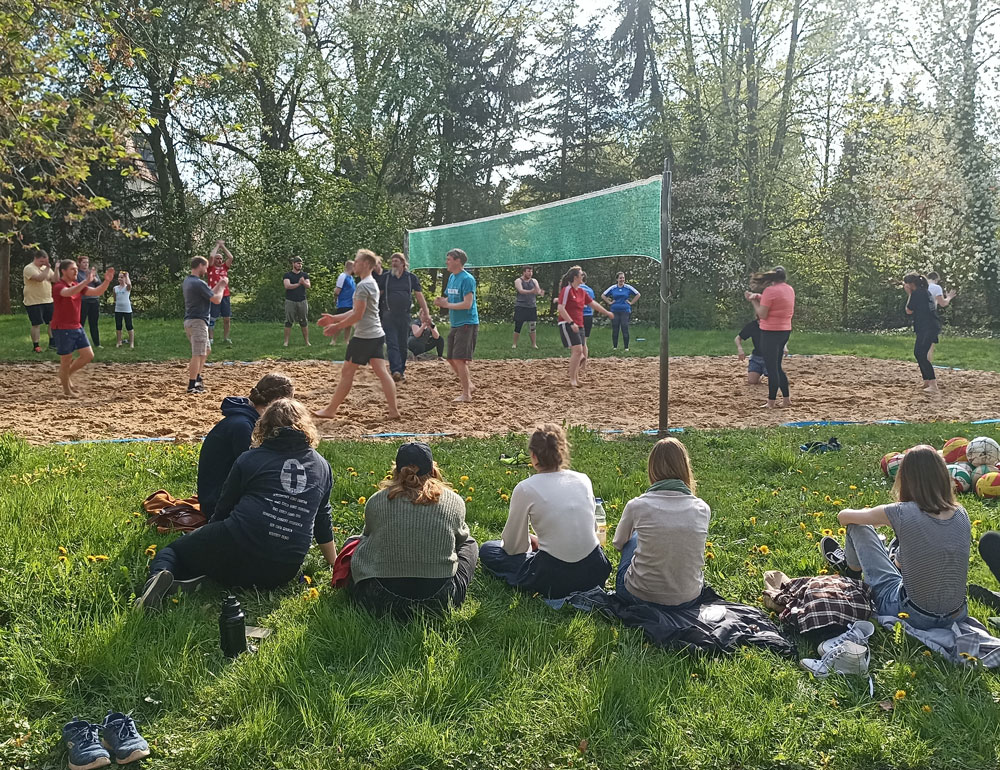 Volleyballspiel beim Gemeinschaftstag